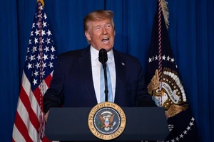 Tổng thống Mỹ Donald Trump phát biểu trong ngày 3-1 ở thành phố West Palm Beach, Florida về vụ tấn công tiêu diệt tướng Soleimani. Ảnh: CNN