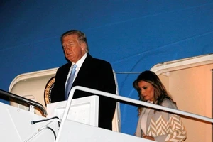 Tổng thống Mỹ Donald Trump và Đệ nhất phu nhân Melania Trump đến thăm căn cứ Andrews, Maryland ngày 5-1. Ảnh: REUTERS