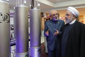Tổng thống Iran Hassan Rouhani tại một cơ sở nghiên cứu hạt nhân của nước này