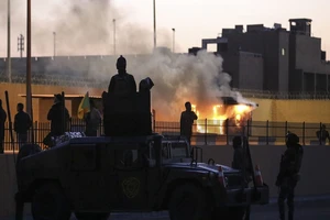 Đại sứ quán Mỹ ở Iraq trong cuộc tấn công ngày 31-12. Ảnh: CNN 