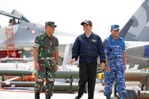 Tổng thống Indonesia Joko Widodo (ở giữa) tại một cuộc diễn tập tại quần đảo Natuna, ngày 6-9-2016.