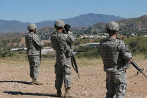 Vệ binh Quốc gia Mỹ làm nhiệm vụ canh gác ở biên giới Mỹ-Mexico tháng 10-2010. Ảnh: NPR 