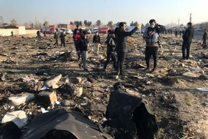 Hiện trường vụ rơi máy bay ở Iran hôm 8-1. Ảnh: AP
