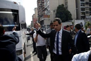 Lãnh đạo phe đối lập Venezuela Juan Guaido cuối cùng được vào bên trong Tòa nhà Quốc hội hôm 7-1. Ảnh: REUTERS