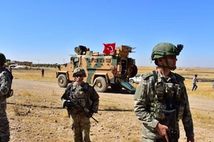 Lính Mỹ tuần tra dọc biên giới Syria-Thổ Nhĩ Kỳ hồi tháng 9-2019. Ảnh: AP 