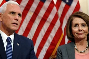 Bà Pelosi (phải) cho biết đã được ông Pence (trái) báo lại vụ Iran nã tên lửa căn cứ Mỹ. Ảnh: DAILY BEAST