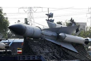 Tên lửa Fateh-110 thế hệ mới trong lễ ra mắt tháng 8-2018. Ảnh: AP