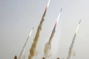 Iran "nã" tên lửa vào căn cứ quân sự Mỹ khiến giá dầu tăng mạnh