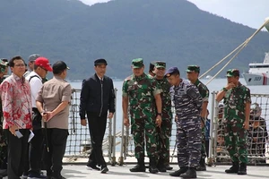 Tổng thống Indonesia Joko Widodo thăm căn cứ quân sự trên đảo Natuna Besar ngày 8-1. Ảnh: REUTERS