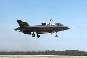 Máy bay F-35B thử nghiệm cất cánh thẳng đứng vào năm 2013. Ảnh: LOCKHEED MARTIN