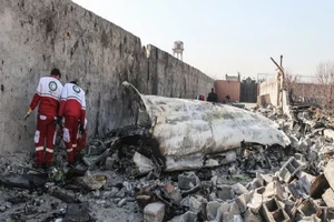Những mảnh vỡ của chiếc máy bay bị rơi ngoại ô thủ đô Tehran. Ảnh: GETTY IMAGES