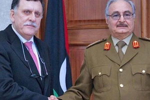 Thủ tướng Fayez al-Sarraj (trái) và Tướng Khalifa Haftar (phải). Ảnh: AP​