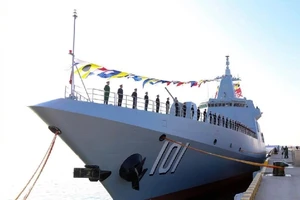 Buổi lễ bàn giao tàu Type 055 - Tam Xương được tổ chức ở căn cứ hải quân Thanh Đảo ngày 12-1. Ảnh: HANDOUT