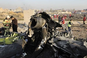 Hiện trường vụ rơi máy bay chở khách Ukraine ở Iran hôm 8-1. Ảnh: ANADOLU