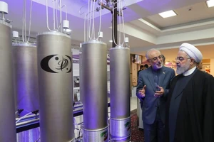 Tổng thống Hassan Rouhani thăm một cơ sở làm giàu uranium hồi tháng 10-2019. Ảnh: REUTERS