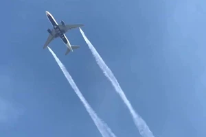 Máy bay đổ dầu xuống trường học khiến nhiều người bị thương. Ảnh: CNN 