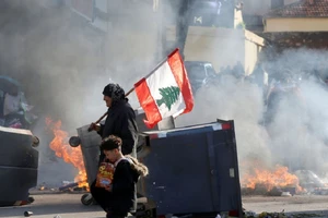 Đụng độ giữa cảnh sát và người biểu tình nổ ra gần Đại sứ quán Nga tại Beirut (Lebanon) ngày 15-1. Ảnh: REUTERS