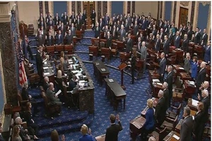 Các nhà lập pháp Mỹ tuyên thệ trước khi diễn ra phiên tòa luận tội Tổng thống Trump. Ảnh: NBC NEWS