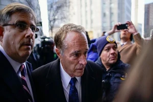 Cựu nghị sĩ Mỹ Chris Collins đến Tòa án Liên bang Mỹ ở Manhattan ngày 17-01. Ảnh: REUTERS