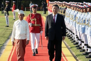 Tổng thống Myanmar Win Myint duyệt đội danh dự cùng Chủ tịch Trung Quốc Tập Cận Bình hôm 17-1. Ảnh: AP