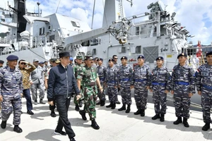 Tổng thống Indonesia Joko Widodo đến quần đảo Natuna hôm 8-1. Ảnh: AFP