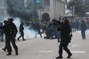 Cảnh sát Hong Kong đối phó người biểu tình quá khích Ảnh: SCMP