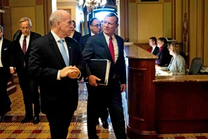 Các thượng nghị sĩ Cộng hoà họp ngày 21-1, chuẩn bị thủ tục cho phiên tòa luận tội ông Trump. Ảnh: THE NEW YORK TIMES