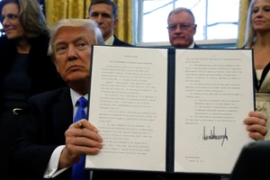 Tổng thống Donald Trump ký sắc lệnh cấm nhập cảnh năm 2017. Ảnh: AFP