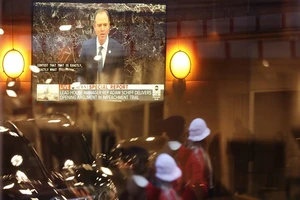 Ngày đầu tiên của phiên tòa luận tội ông Trump thu hút lượng khán giả khổng lồ. Ảnh: NBC NEWS