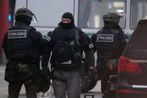 Cảnh sát Đức có mặt tại hiện trường vụ xả súng. Ảnh: MIRROR