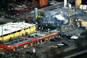 Hiện trường vụ nổ nhà máy ở TP Houston hôm 24-1. Ảnh: CNN
