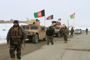 Binh sĩ Afghanistan chuẩn bị tiếp cận khu vực rơi máy bay Mỹ. Ảnh: REUTERS