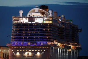 Tàu Costa Smeralda của Ý bị giữ lại tại cảng vì có du khách nghi nhiễm virus corona, song tất cả được xác nhận âm tính với virus này. Ảnh: REUTERS