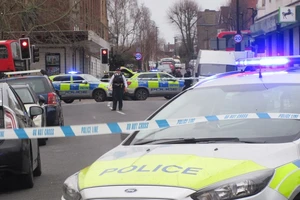 Ngày 2-2, liên tiếp hai vụ tấn công khủng bố bằng dao xảy ra ở Anh và Bỉ trong vài giờ. Ảnh: TELEGRAPH