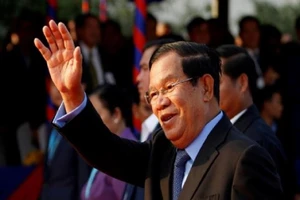 Thủ tướng Hun Sen nói sẽ bay đến Vũ Hán nếu nhà chức trách Trung Quốc đồng ý. Ảnh: REUTERS