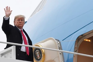 Tổng thống Donald Trump vẫy tay chào người dân trước khi đến Florida nghỉ dưỡng hồi 31-1. Ảnh: REUTERS 