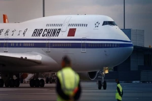 Cấm các chuyến bay đến và đi từ Trung Quốc vẫn chưa đủ để ngăn virus Corona lây lan. Ảnh: REUTERS