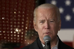 Ứng viên Biden thừa nhận 'ngã ngựa' 