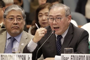 Ngoại trưởng Philippines Teodoro Locsin (phải). Ảnh: SCMP