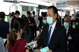 Bộ trưởng Y tế Thái Lan Anutin Charnvirakul tại một ga tàu điện trên cao ở Bangkok sáng ngày 7-2. Ảnh: AFP