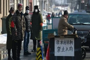 Người dân tại một ngôi làng của Trung Quốc đang bị phong tỏa do dịch Corona. Ảnh: AFP