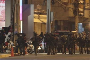 Đặc nhiệm Thái Lan chuẩn bị đột kích để giải cứu con tin hôm 8-2. Ảnh: CNN