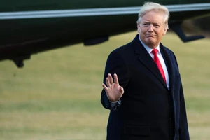 Tổng thống Donald Trump vẫy tay chào công chúng trước Nhà Trắng (Ảnh chụp hồi 2-2). Ảnh: REUTERS 