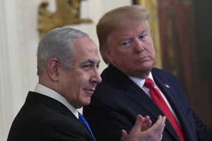 Thủ tướng Israel (trái) trong chuyến công du đến Mỹ gặp Tổng thống Mỹ Donald Trump (phải) hôm 28-1. Ảnh: AP