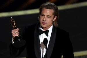 Nam diễn viên nổi tiếng Brad Pitt nhận giải Oscar đầu tiên ghi nhận khả năng diễn xuất của anh. Ảnh: AP