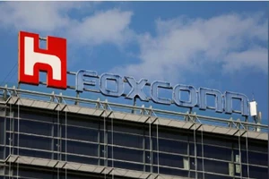 Nhà máy Foxconn bị nhà chức trách yêu cầu ngưng kế hoạch tái hoạt động từ ngày 10-2. Ảnh: REUTERS