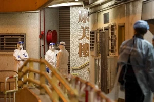 Nhân viên y tế tại chung cư Trường Khang - nơi có hai cư dân dương tính với virus Corona. Ảnh: SCMP