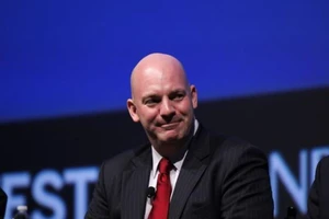 Trợ lý Ngoại trưởng Mỹ Clarke Cooper cảnh báo sẽ áp dụng Đạo luật chống các đối thủ của Mỹ thông qua trừng phạt, không có ngoại lệ. Ảnh: THE NEW YORKER 