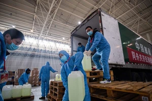 Các nhân viên y tế ở Vũ Hán vận chuyển thiết bị y tế (Ảnh chụp ngày 10-2). Ảnh: AFP