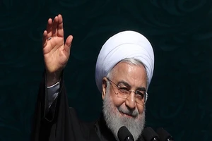 Tổng thống Iran Hassan Rouhani vẫy chào người dân hôm 11-2. Ảnh: REUTERS